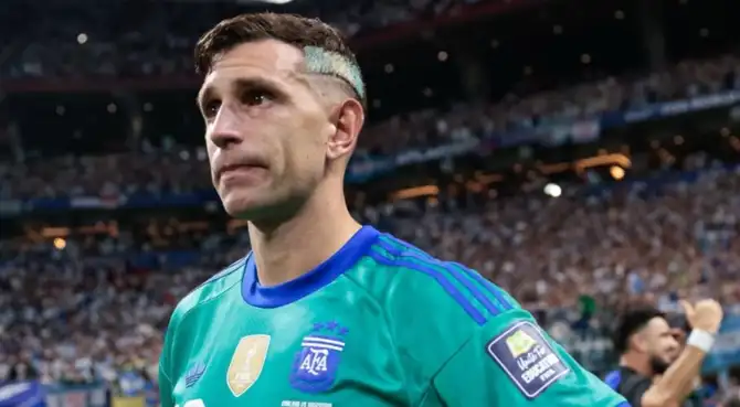 Dibu Martínez podría cambiar de equipo tras el Mundial 2026.