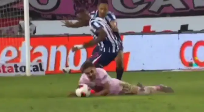 Luis Urruti marcó el 2-0, pero el VAR lo anuló por contacto de balón con la mano. Foto: L1 Max