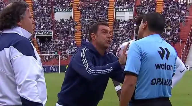 Pablo Guede, entrenador de Alianza Lima, explotó contra el cuarto hombre.