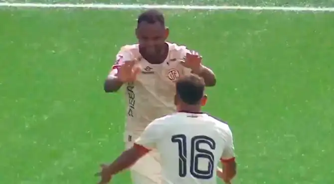 Luis Arce anotó golazo de larga distancia para el 1-0 de UTC vs Universitario Luis Arce anotó golazo de larga distancia para el 1-0 de UTC vs Universitario