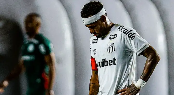 Neymar Junior explotó contra los trabajadores de Santos de Brasil.