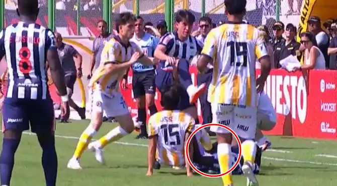 CONAR filtra audio del VAR durante el golpe a los genitales de Luis Advíncula. CONAR filtra audio del VAR durante el golpe a los genitales de Luis Advíncula.