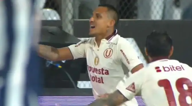 Gol de Alex Valera para el 1-0 de Universitario a Alianza Lima.