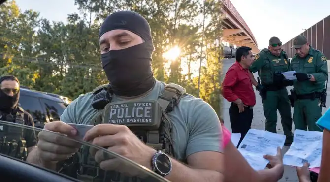 ICE detiene a inmigrante con asilo pendiente, verifica sus documentos y lo deja seguir.
