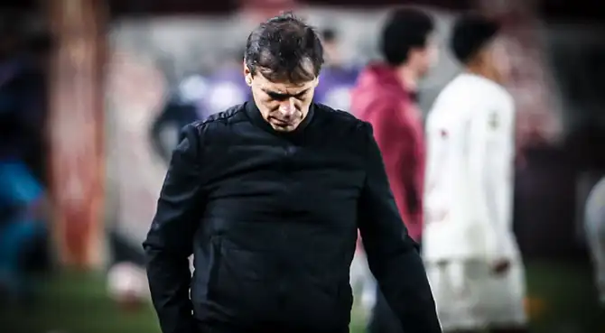 Fabián Bustos no podrá dirigir sus primeros partidos con Universitario en el Torneo Clausura