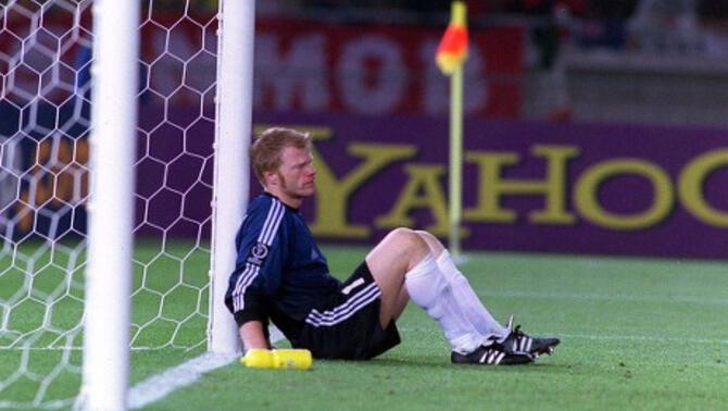 Oliver Kahn, capitán de Alemania en el Mundial 2002, abatido tras perder la final ante Brasil