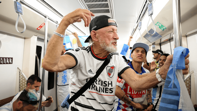 Walter es el nombre del hincha que, a sus 84 años, guarda la misma emoción de un niño cuando juega su selección.