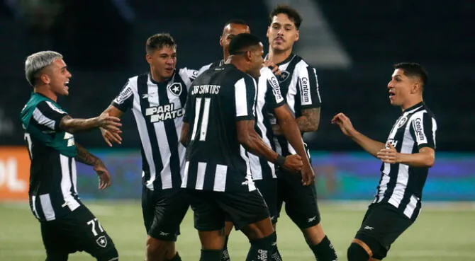 Jugadores de Botafogo celebrando la anotación de Júnior Santos