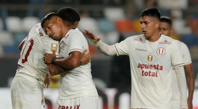 Álex Valera y Edison Flores abrazándose tras un gol.
