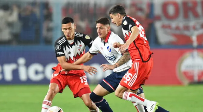 Nacional y River Plate empataron 2-2 en un partidazo por Copa Libertadores