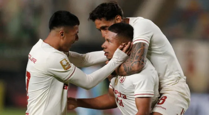 Edison Flores celebrando su gol con 'Canchita' y Concha