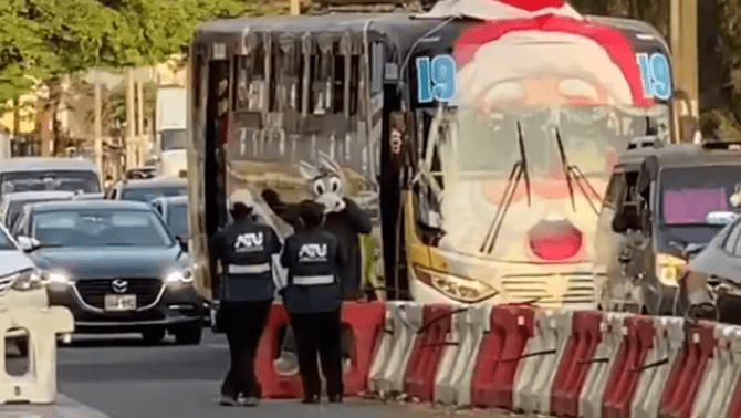 Agentes de la ATU quedaron sorprendidos con el Burrito de transporte público y grabaron el momento.