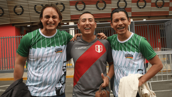 Hinchas bolivianos y peruanos van llegando al Estadio Nacional