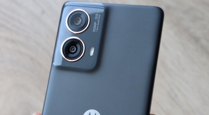 Teléfono de Motorola de gama media con gran potencia y rendimiento.