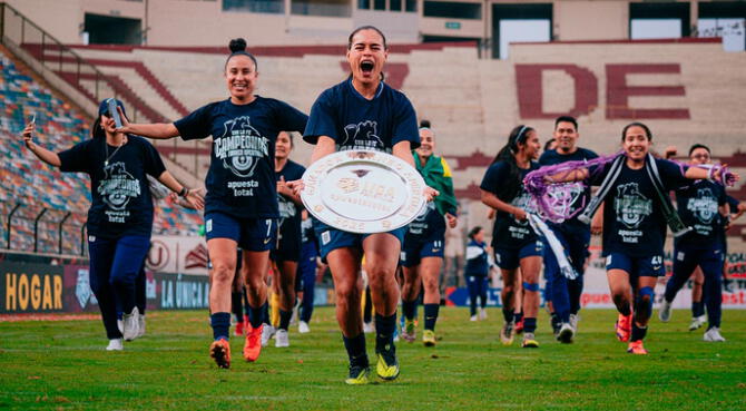 Alianza Lima femenino celebró el título del Torneo Apertura en el Estadio Monumental.
