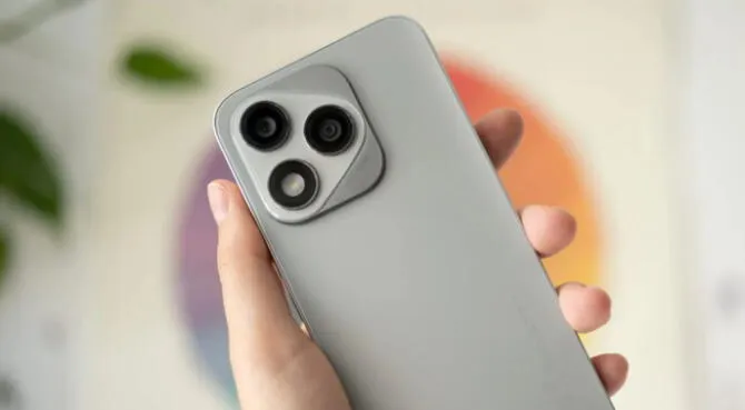 Este celular destaca por contar con un apartado de cámaras similar a las del iPhone.