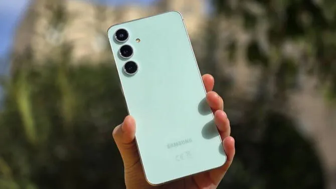 El Samsung Galaxy S24FE es un teléfono de gama alta que supera al Galaxy A56 y es mucho más bajo.