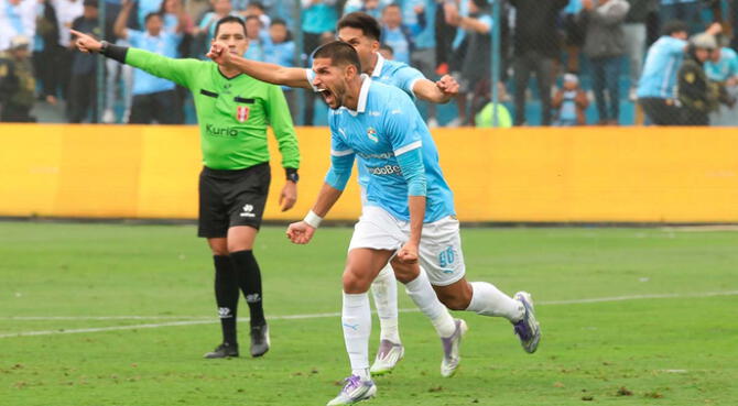 Luis Abram celebra el gol de Sporting Cristal.