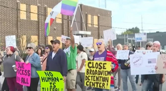 Ocurren protestas en Chicago contra agentes del ICE.