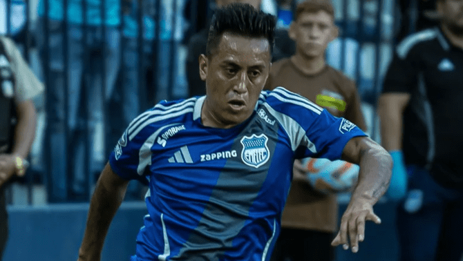 Christian Cueva fue titular en la derrota de Emelec ante Barcelona en el clásico ecuatoriano por la Liga Pro.