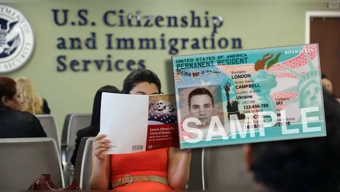 USCIS advierte a solicitantes de residencia permanente.
