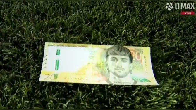 Hinchas de Cienciano lanzan billetes con el rostro de Gentile por irse a Alianza Lima