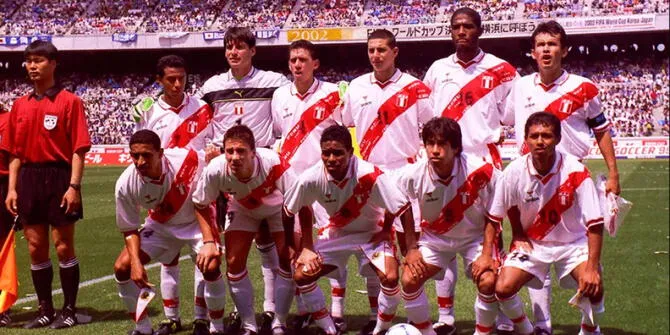 Claudio Pizarro con el número 11 y Juan Reynoso como capitán, juntos en la Selección Peruana. Claudio Pizarro con el número 11 y Juan Reynoso como capitán, juntos en la Selección Peruana.