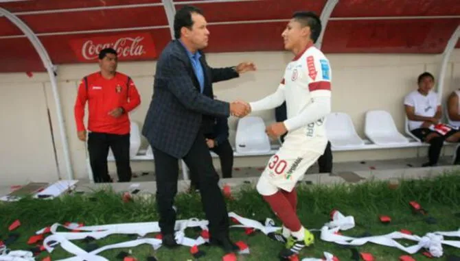Juan Reynoso saludando a Raúl Ruidíaz en un partido por la Primera División de Perú.   