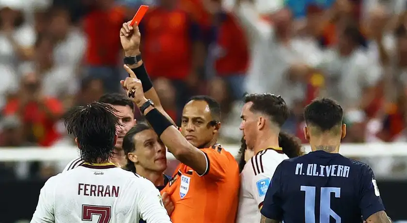 Las polémicas decisiones de Ismail Elfath, árbitro que dirigirá el Argentina vs Inglaterra por el Mundial 2026